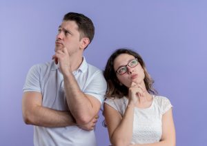 Couple se posant des questions